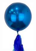 Esfera metálica azul brillante
